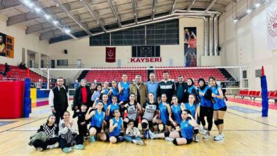 Tomarza Belediyespor Kız Voleybol Takımı, Kayseri'de gerçekleşen maçta Askon Erva