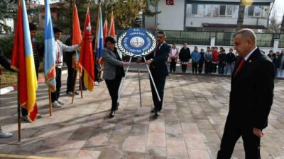 Tomarza ilçesinde 24 Kasım Öğretmenler Günü dolayısıyla çelenk sunma töreni