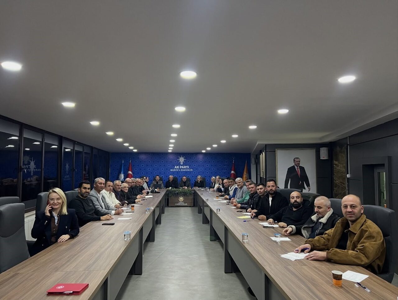 AK Parti Bilecik İl Yönetim Kurulu Toplantısı, Şehit İlhan Ongan Anısına Fatiha ile Başladı