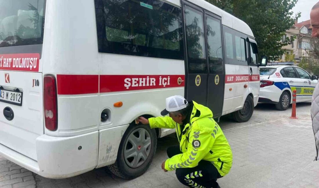 Kütahya'nın Tavşanlı ilçesinde kış ayları öncesi trafik ekipleri, araçların kış