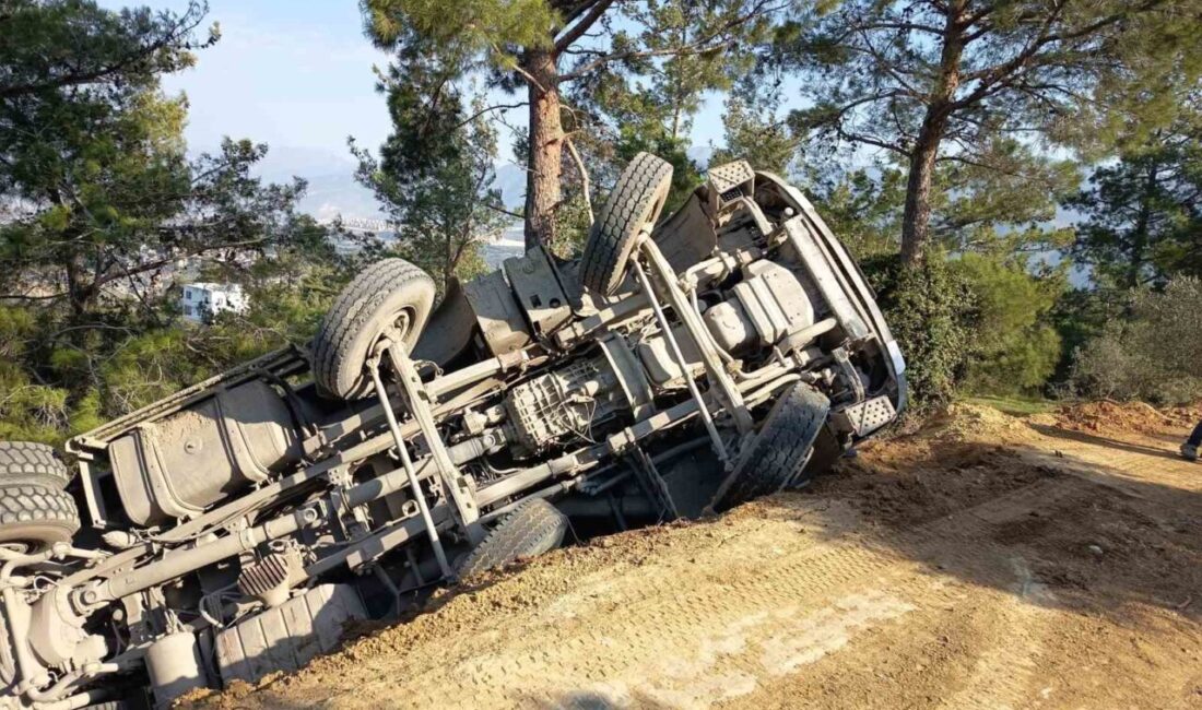 Hatay’da Hafriyat Kamyonu Uçuruma Devrildi, Sürücü Yaralandı Hatay'da Belen ilçesinin Müftüler Mahallesi'nde hafriyat kamyonu, direksiyon hakimiyetinin kaybolması