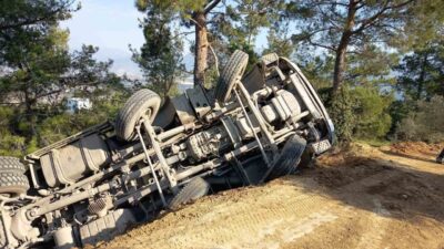 Hatay'ın Belen ilçesinde, Yayla mevkiinde toprak yolda ilerleyen hafriyat kamyonu