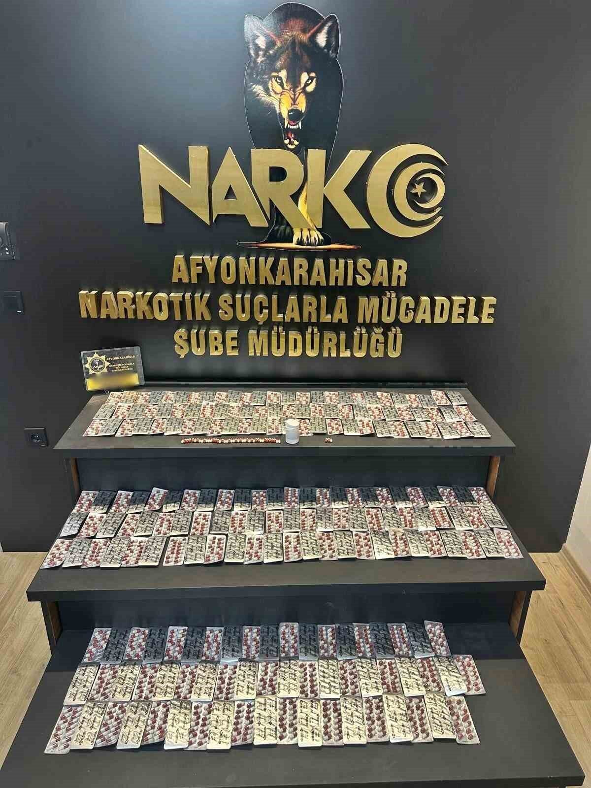 Afyonkarahisar'da gerçekleştirilen uyuşturucu operasyonunda 2 bin 987 hap ele geçirildi.