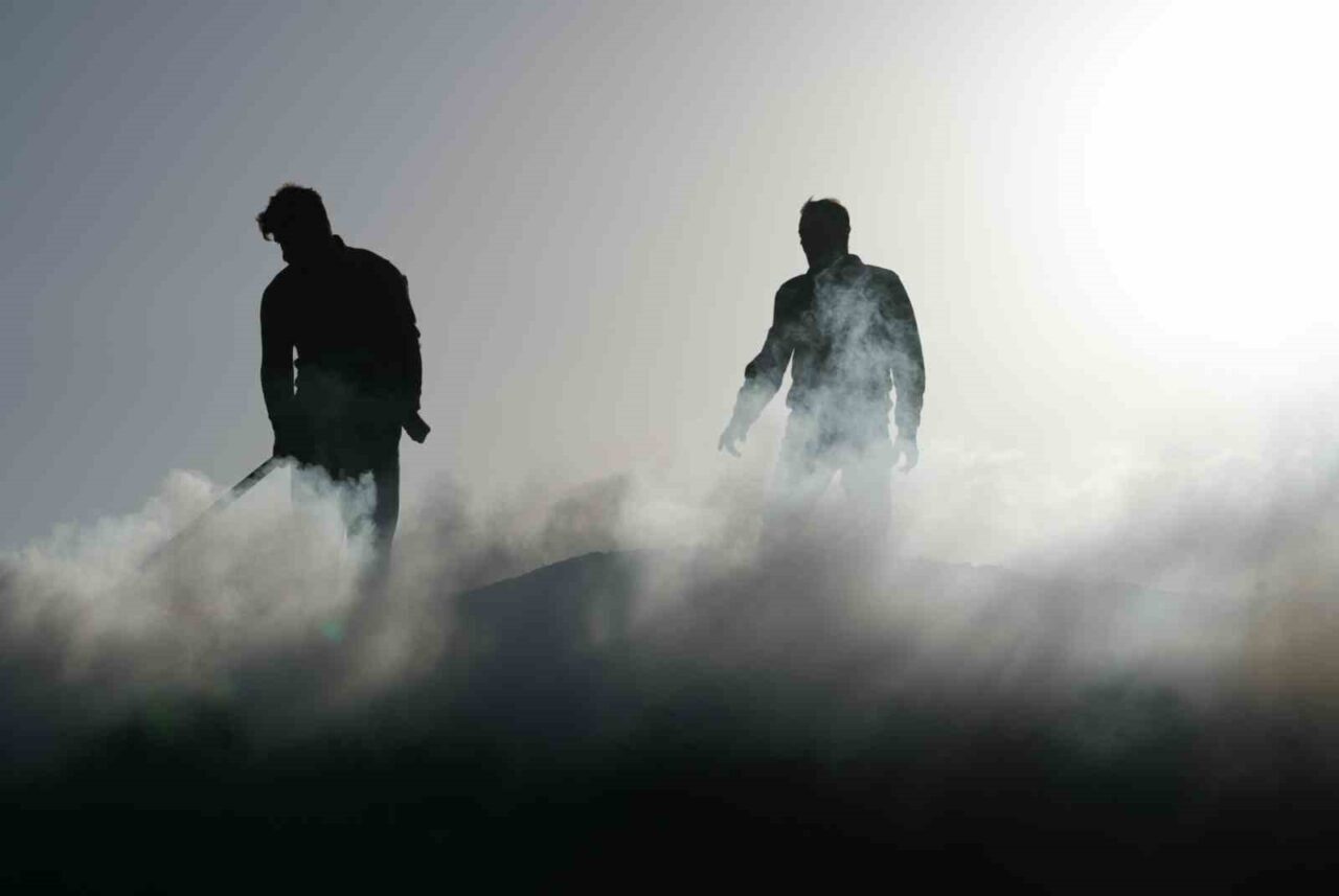 Kırıkkale’deki ormanlık alanda, Diyarbakır'dan gelen beş aile mangal kömürü üreterek