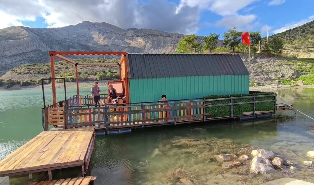 Uzundere’deki Yüzen Ev Projesi, Tortum Gölü Çevresinde Yeni Turizm Fırsatları Sunuyor Erzurum'un Uzundere ilçesinde hayata geçirilen yüzen ev projesi, Esra ve