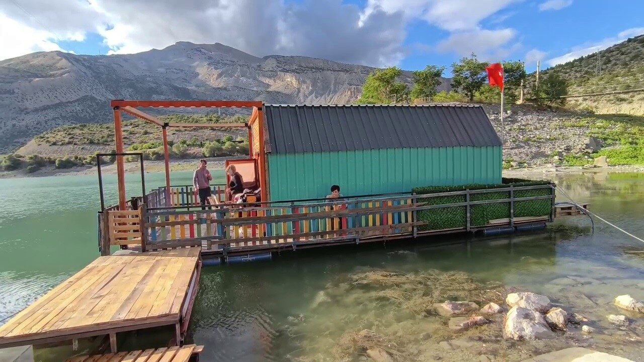 Erzurum'un Uzundere ilçesinde hayata geçirilen yüzen ev projesi, Esra ve