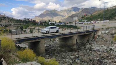 Erzurum'un Uzundere ilçesindeki Tortum Şelalesi'nin girişindeki eski köprü, yaya ve
