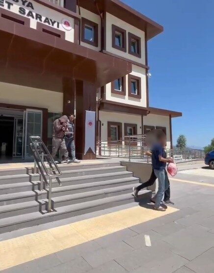 Tosya’da Uyuşturucu Ticareti Yapan İki Kişiye 15 Yıl Hapis ve 150 Bin Lira Para Cezası Verildi Kastamonu’nun Tosya ilçesinde, uyuşturucu ticareti suçlamasıyla tutuklanan A.Ç. ve M.B.,