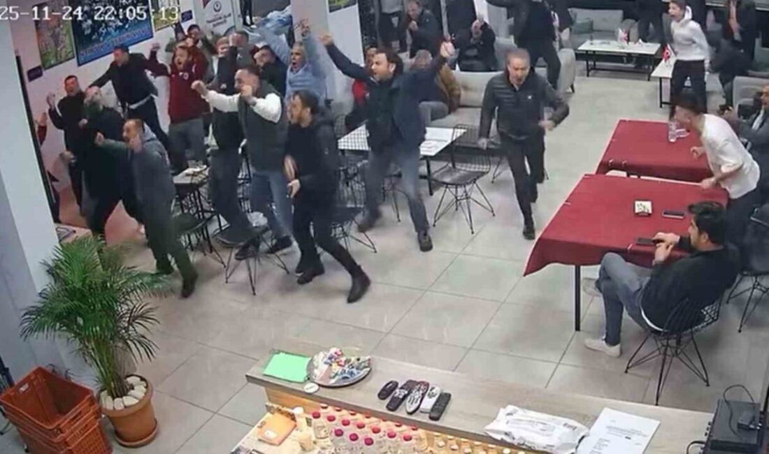 Düzce’de Trabzonspor Taraftarları coşkulu anlar yaşadı: 90+11’de gelen golle galibiyet sevinci! Düzce'de bulunan Trabzonlular Derneği'nde bir araya gelen Trabzonspor taraftarları, Trabzonspor'un