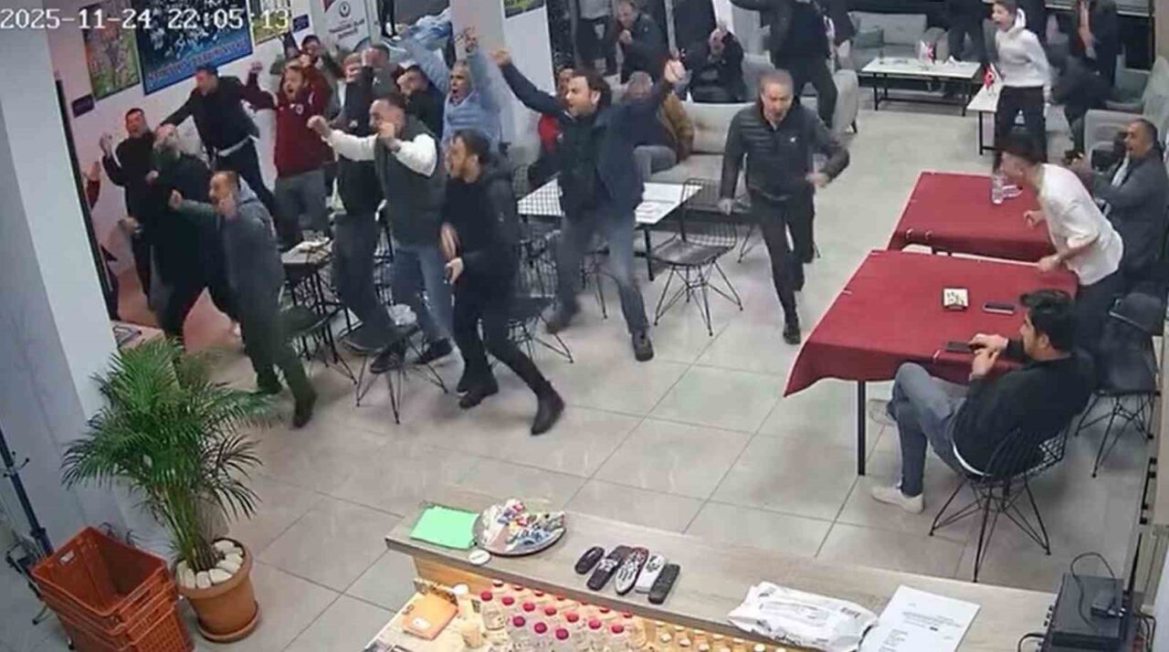 Düzce’de Trabzonspor Taraftarları coşkulu anlar yaşadı: 90+11’de gelen golle galibiyet sevinci!