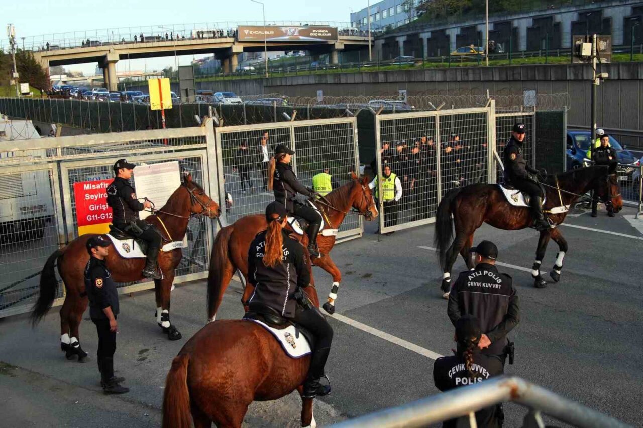 Trabzonsporlu taraftarlar, Galatasaray ile Trabzonspor'un oynayacağı maçı izlemek üzere RAMS