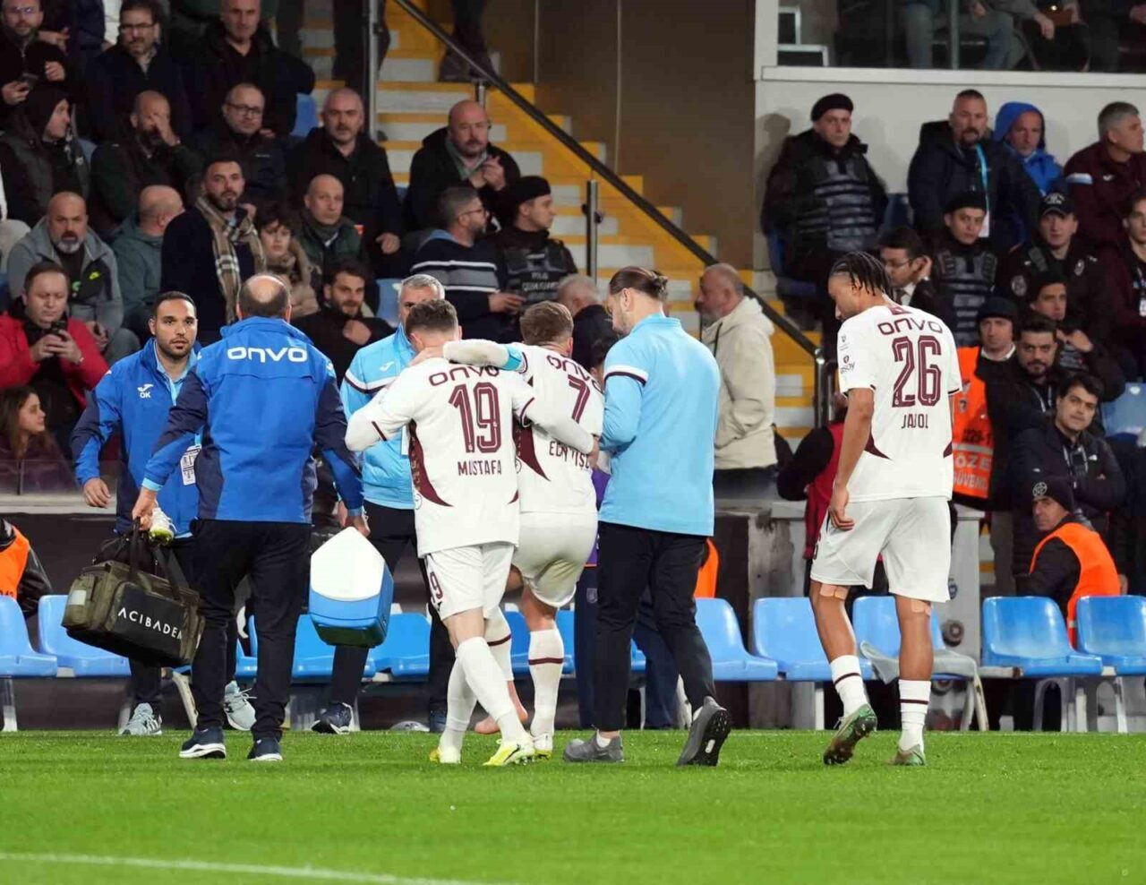 Trabzonspor'un Edin Visca, Başakşehir maçının 8. dakikasında Festy Ebosele'nin sert