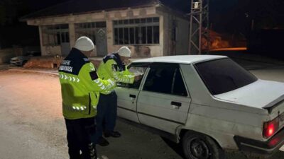 Yozgat'ta Jandarma, Sorgun, Sarıkaya ve merkez ilçelerde trafik denetimleri gerçekleştirdi.