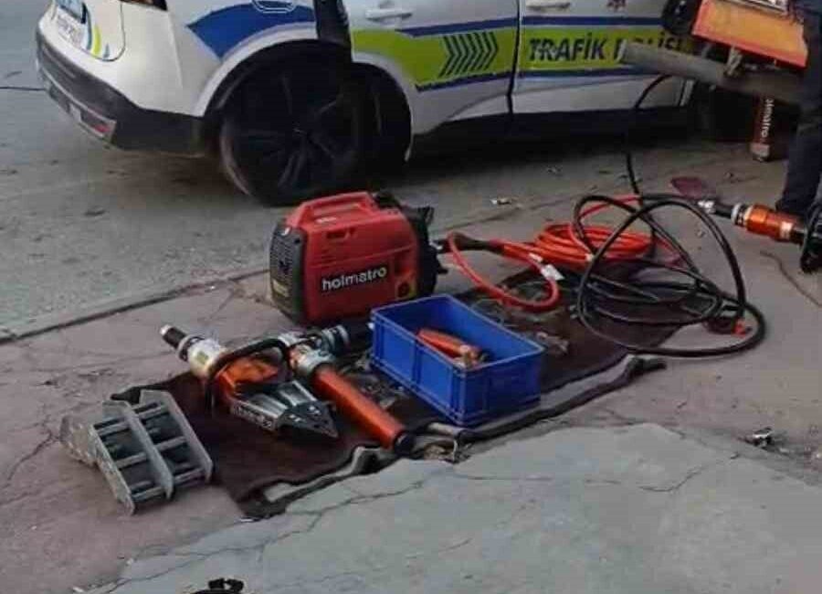 Alaşehir’deki Trafik Kazasında Bir Polis Memuru Şehit Olurken Diğer Memur Ağır Yaralandı Manisa'nın Alaşehir ilçesinde bir trafik polis aracının tıra çarpması sonucu