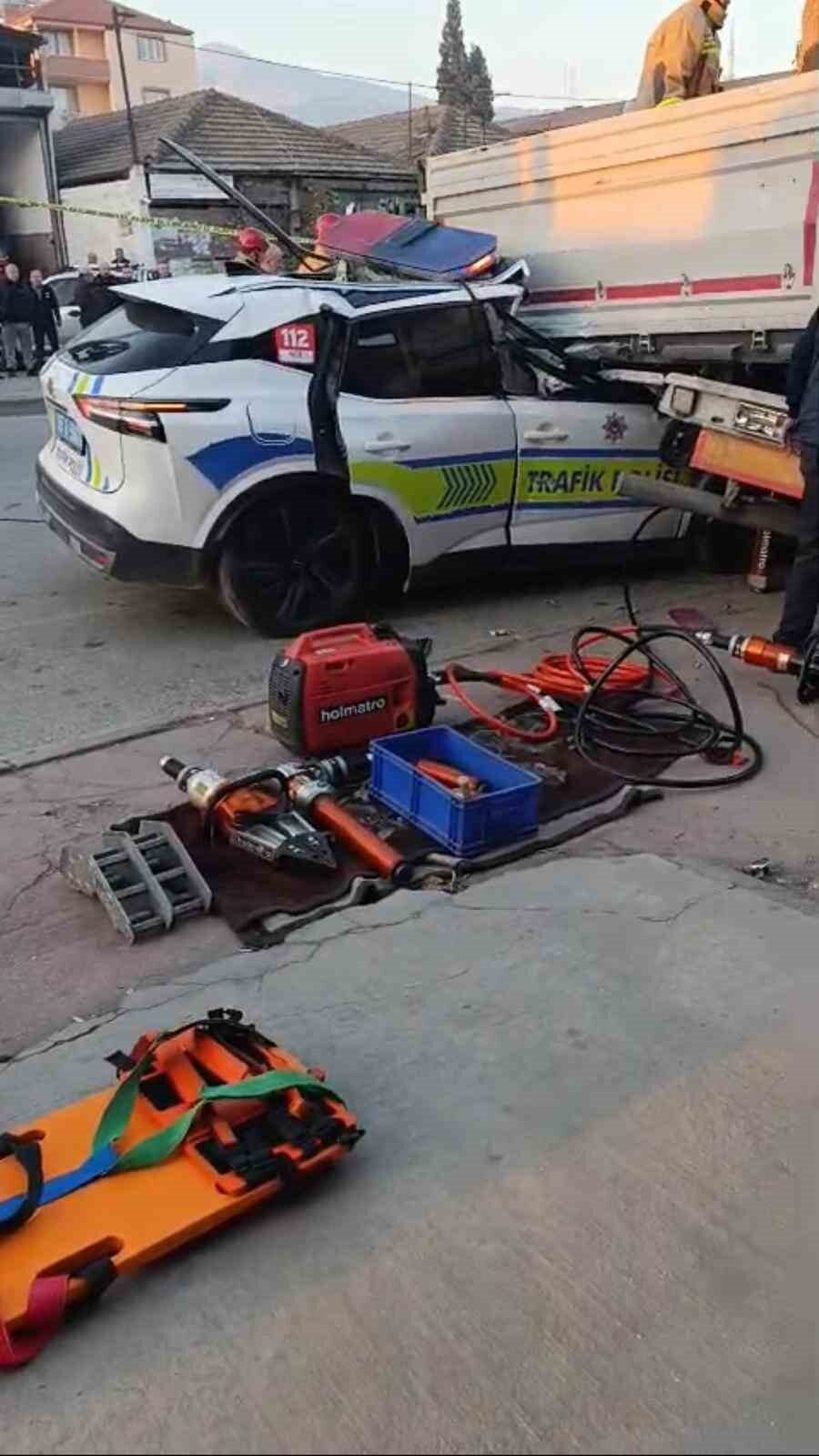 Manisa'nın Alaşehir ilçesinde bir trafik polis aracının tıra çarpması sonucu