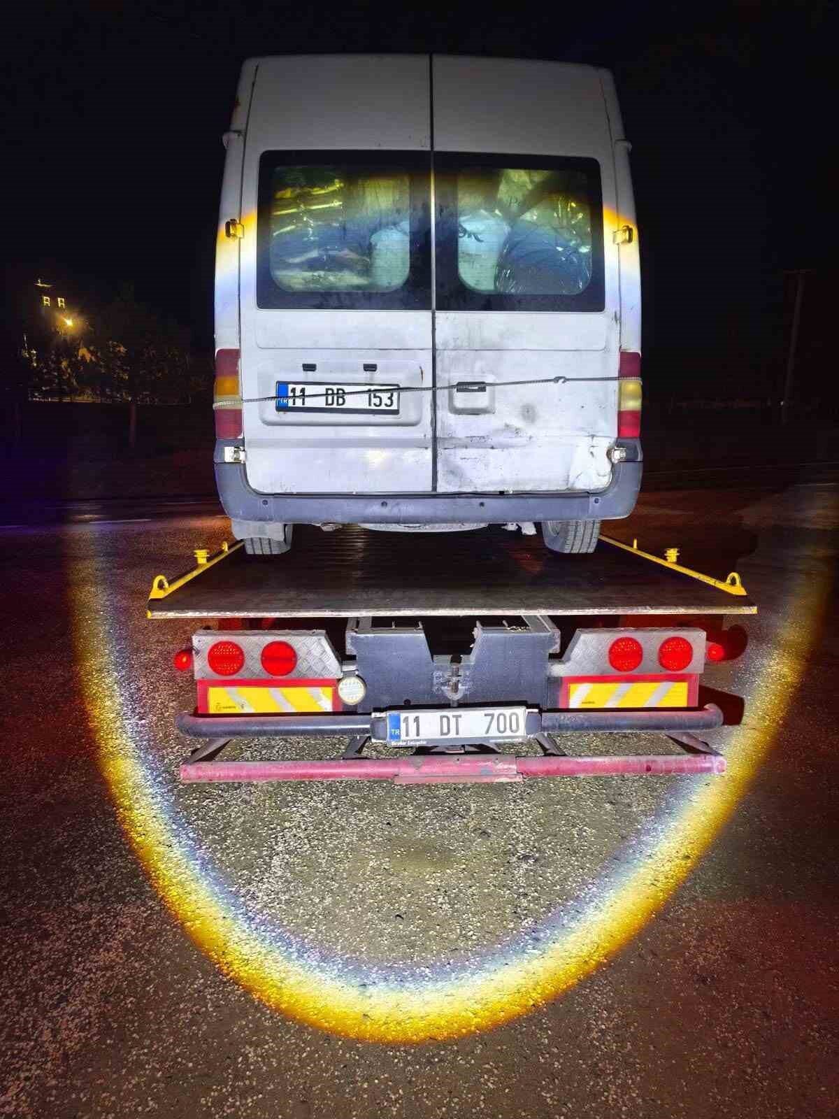 Bilecik'te jandarma, Söğüt-Bozüyük kara yolunda gerçekleştirdiği denetimde 11 DB 153