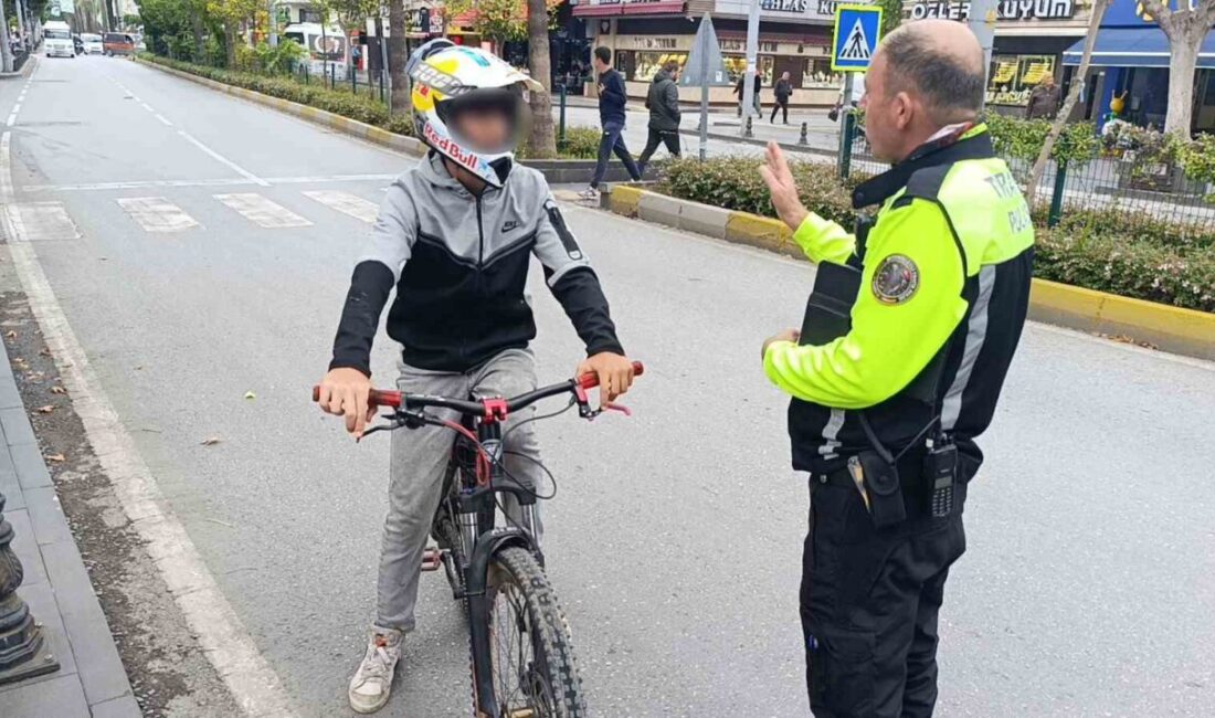Antalya'nın Manavgat ilçesinde trafik polisi, bisikletli sürücüye trafikte güvenliği artırmak