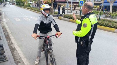 Antalya'nın Manavgat ilçesinde trafik polisi, bisikletli sürücüye trafikte güvenliği artırmak