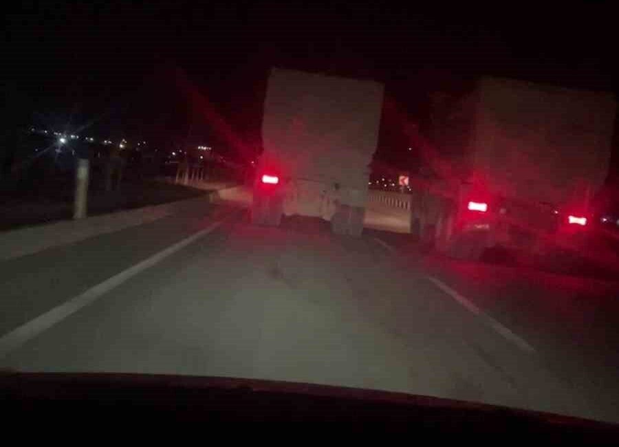 Hatay'da, 2 hafriyat kamyonu hızı 100 km'ye ulaşarak trafikteki bir