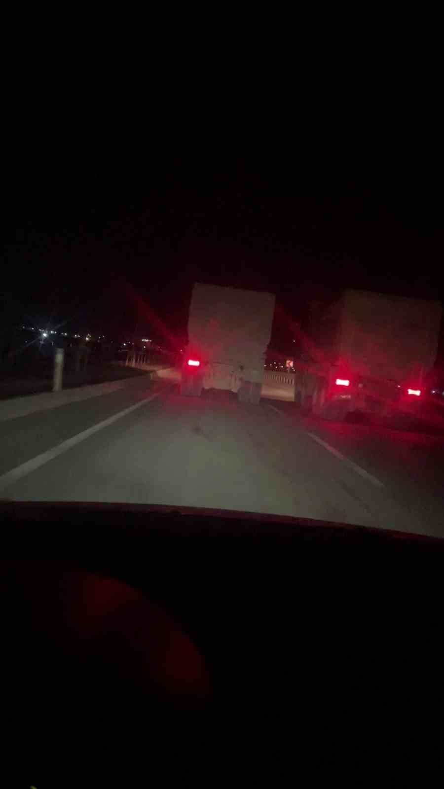 Hatay'da, 2 hafriyat kamyonu hızı 100 km'ye ulaşarak trafikteki bir