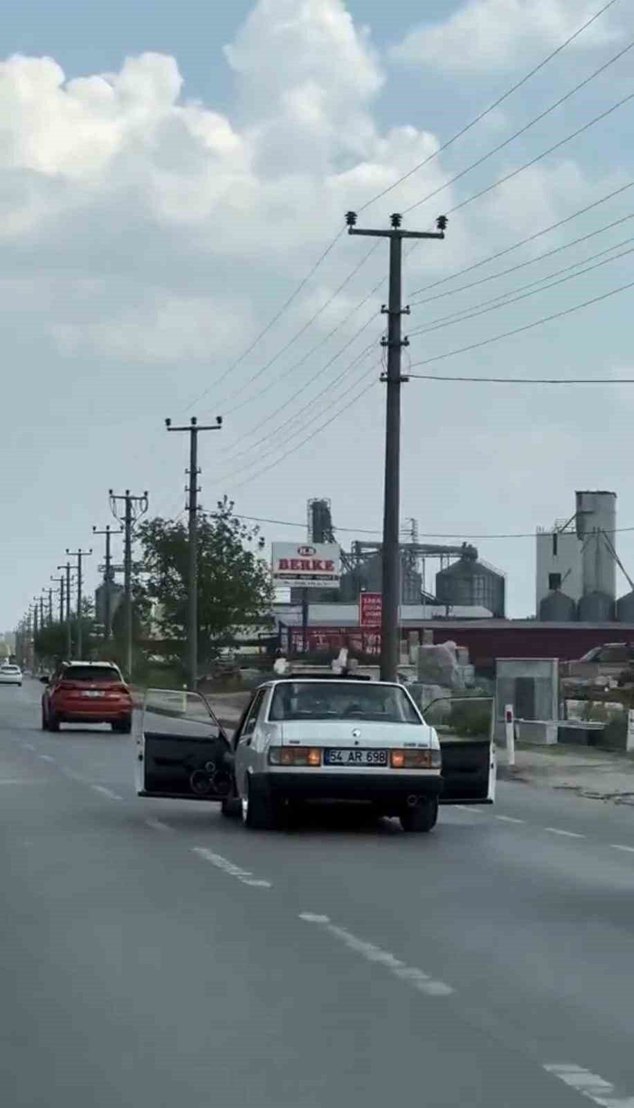 Sakarya'nın Adapazarı ilçesinde, 54 AR 698 plakalı bir otomobilin sürücüsü