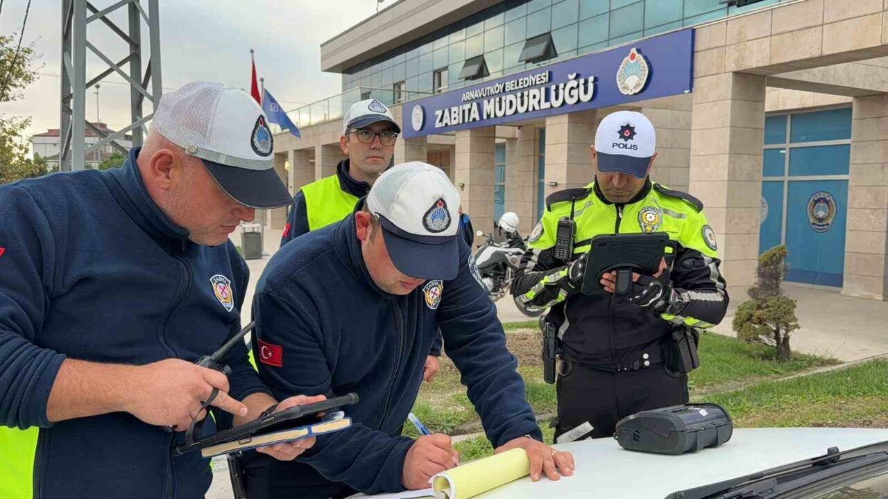 İstanbul Arnavutköy'de S.S. adlı sürücü, trafikten kaçmak için kaldırıma çıkarak
