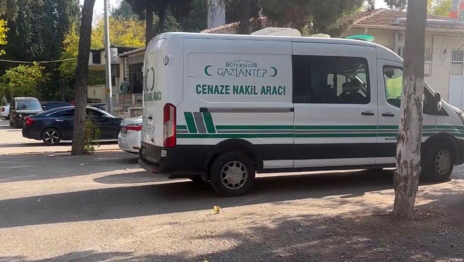 Gaziantep'in Nurdağı ilçesinde tarlasını süren 61 yaşındaki Haydar Aksoy'un traktörünün