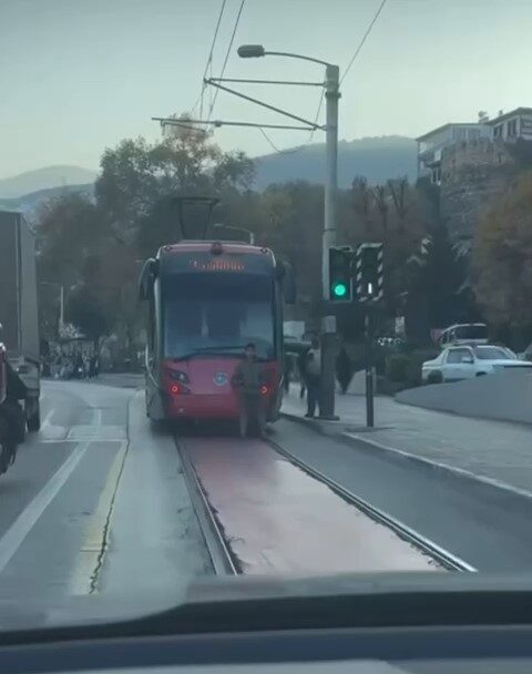 Bursa’da Tramvayın Arkasında Tehlikeli Yolculuk Yapan Çocuk Görenleri Şaşırttı Bursa'nın Osmangazi ilçesinde bir çocuk, tramvayın arkasına oturarak tehlikeli bir