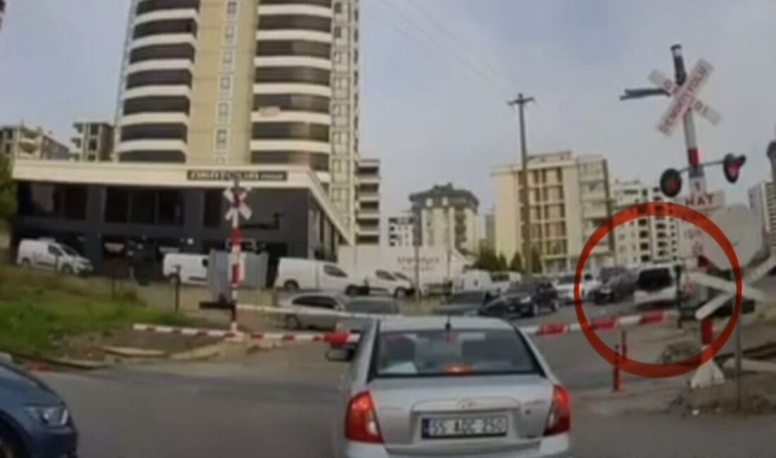 Samsun'da tren yolu hattında tehlikeli şekilde araç kullanan sürücüye, sosyal