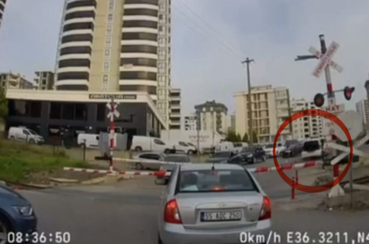 Samsun'da tren yolu hattında tehlikeli şekilde araç kullanan sürücüye, sosyal