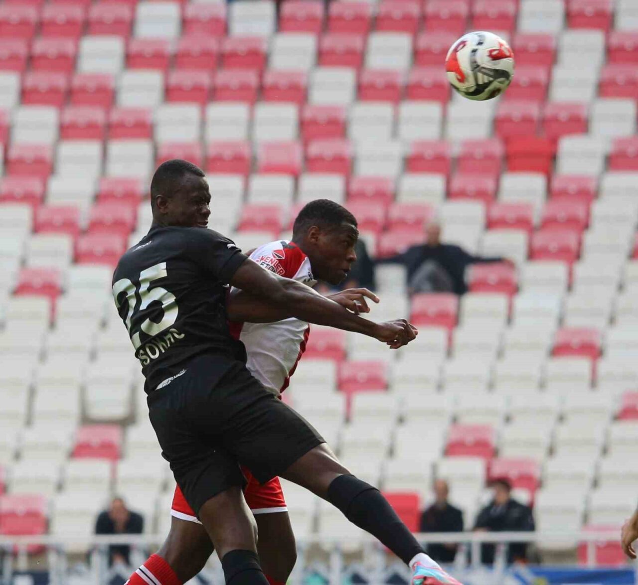 Sivasspor, 1. Lig 13. haftasında evinde Manisa FK’yı 3-2 mağlup ederek önemli bir galibiyet elde etti.