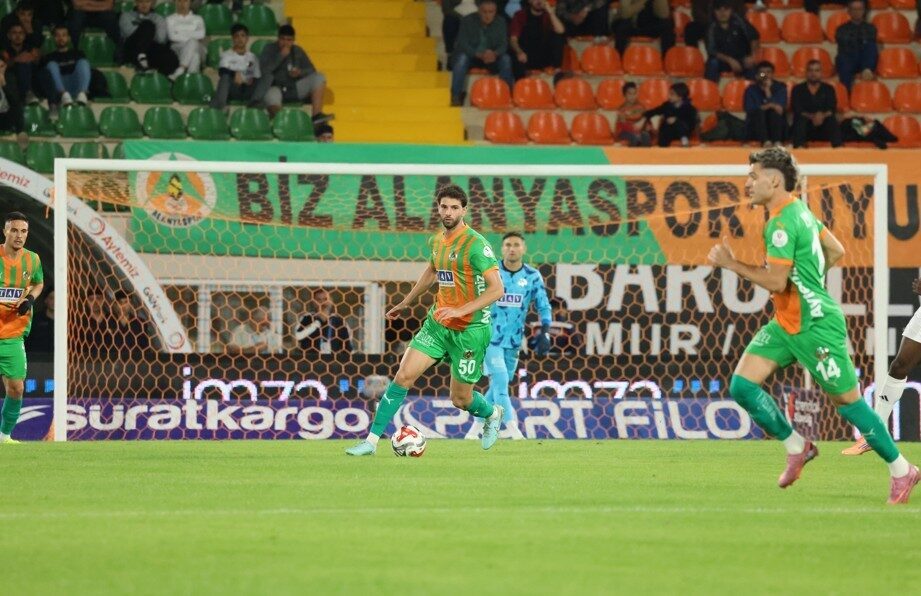 Trendyol Süper Lig'de Alanyaspor ile Gaziantep FK'nın karşılaştığı maçın ilk