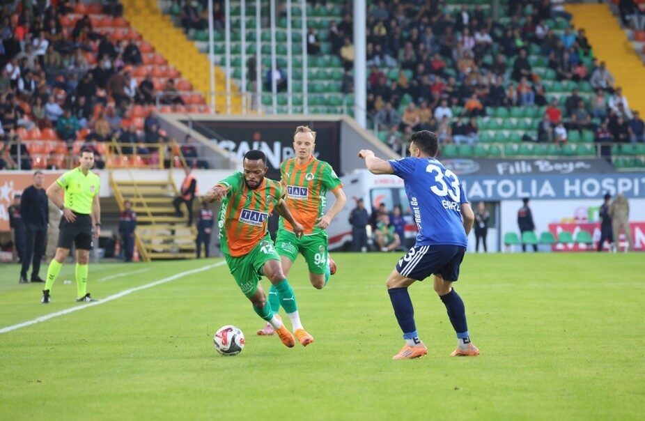 Trendyol Süper Lig'in 13. haftasında Corendon Alanyaspor, Kasımpaşa'yı 1-0 mağlup