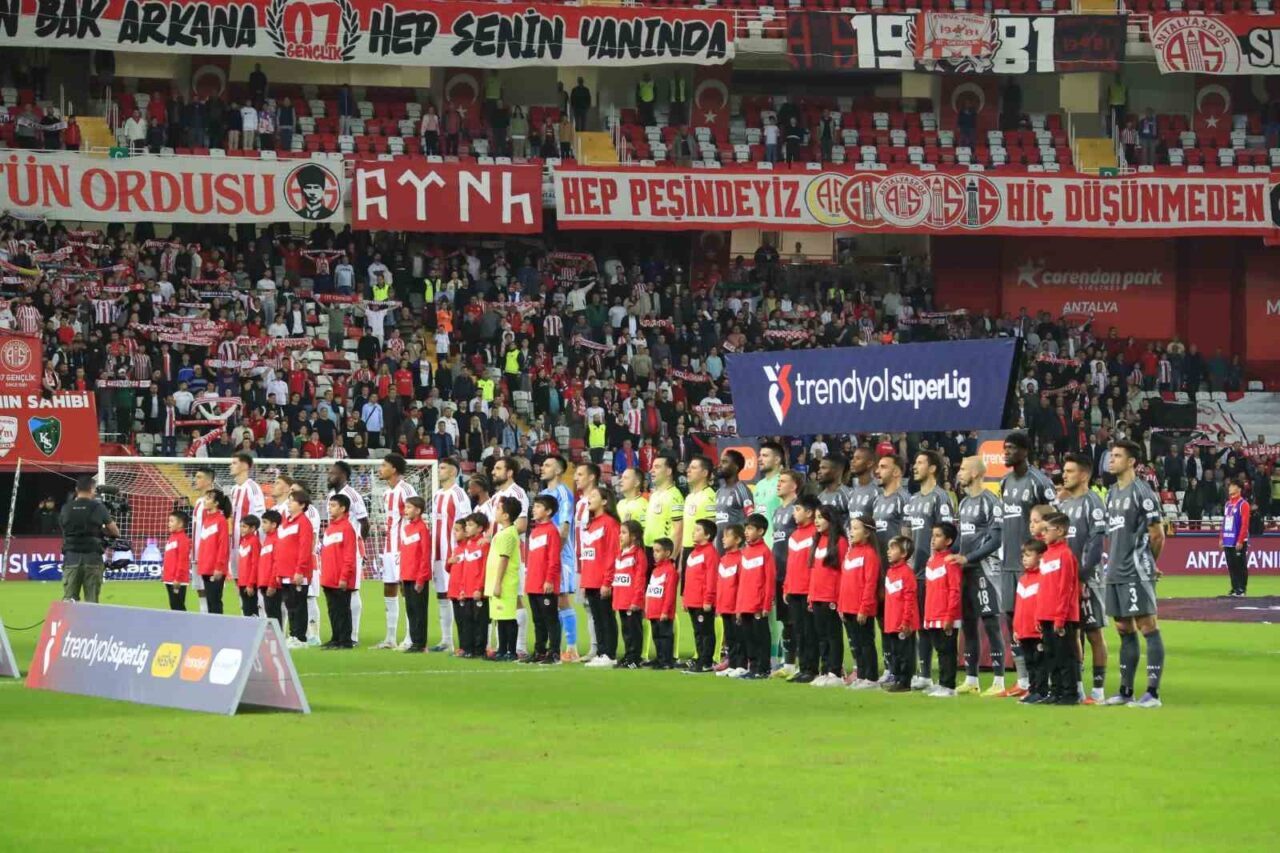 Trendyol Süper Lig 12. hafta mücadelesinde Antalyaspor, Beşiktaş ile karşı