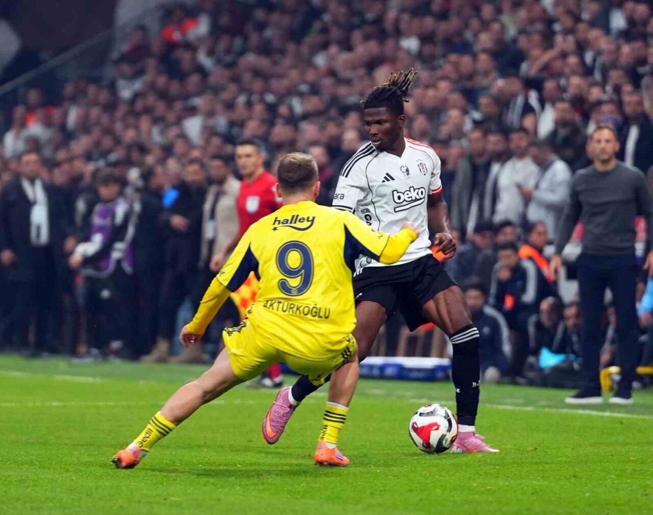 Trendyol Süper Lig'de Beşiktaş-Fenerbahçe derbisi 2-2 berabere sonuçlandı. İlk yarıda