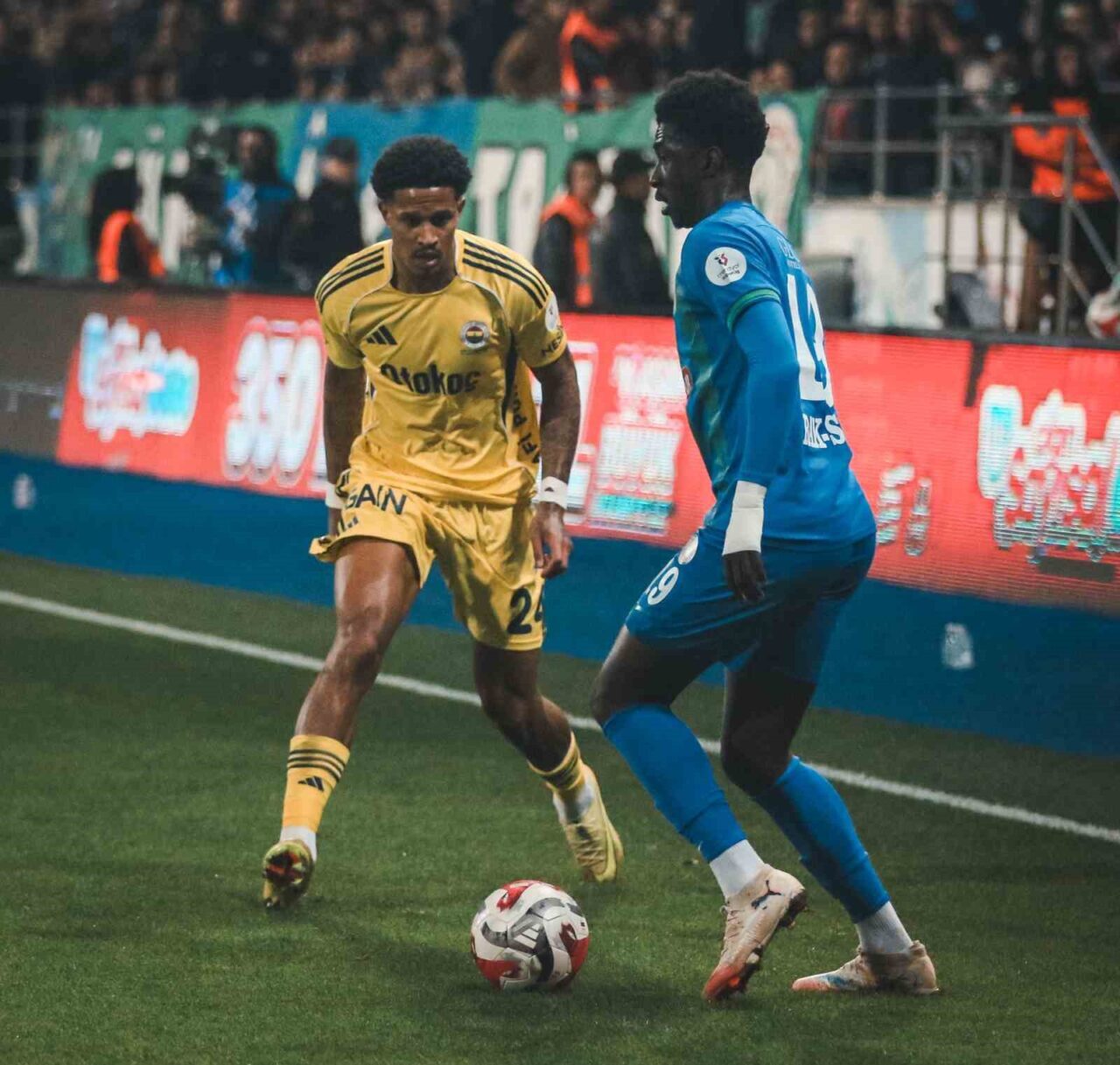 Trendyol Süper Lig'de Çaykur Rizespor, Fenerbahçe'yi konuk ediyor. İlk yarıda