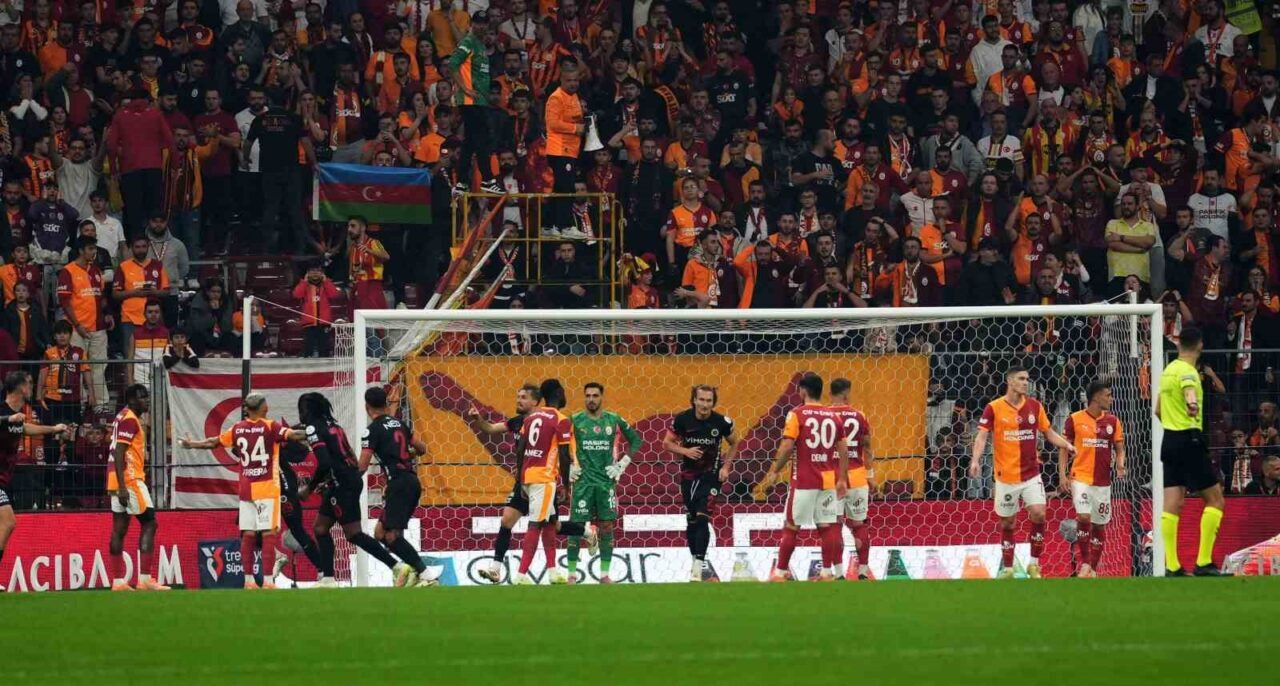Trendyol Süper Lig'in 13. haftasında Galatasaray, Gençlerbirliği'ne 1-0 yenik durumda.