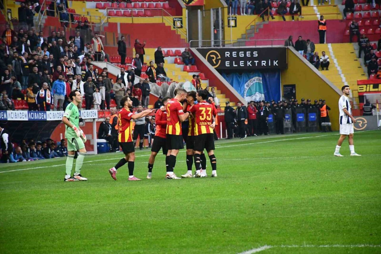 Kayserispor, Trendyol Süper Lig’de Kasımpaşa ile 11. hafta mücadelesinde karşı karşıya geldi: İlk 20 dakikada durum 1-1.