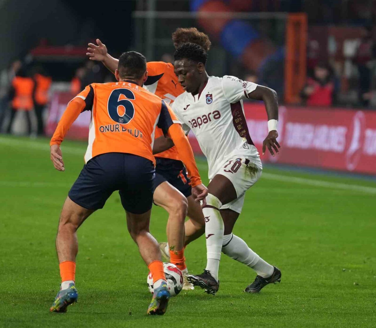 Trendyol Süper Lig'de RAMS Başakşehir, Trabzonspor'u 2-1 mağlup ederek ilk