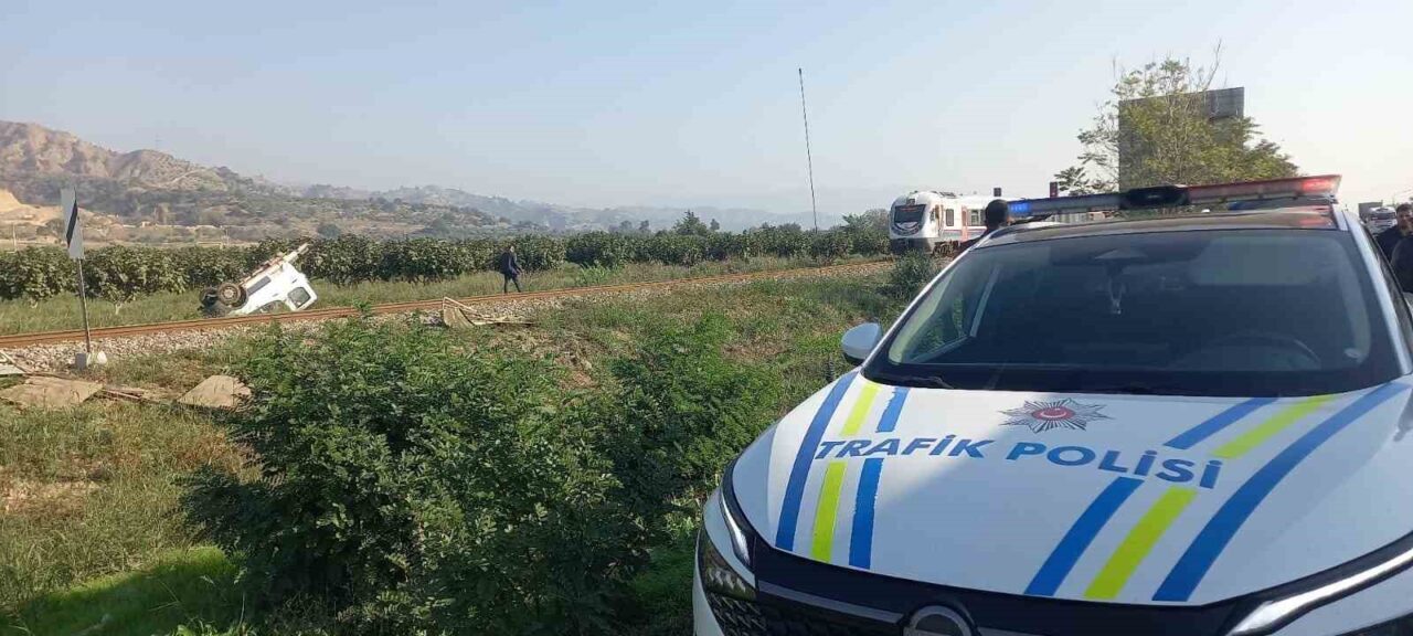 Aydın'ın Efeler ilçesinde bir tren, hemzemin geçitte çarptığı kamyoneti ikiye