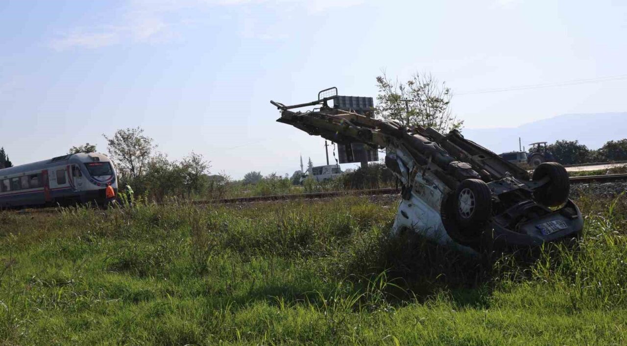 Aydın’ın Efeler ilçesindeki bir hemzemin geçitte kamyonet, yolcu treninin çarpması