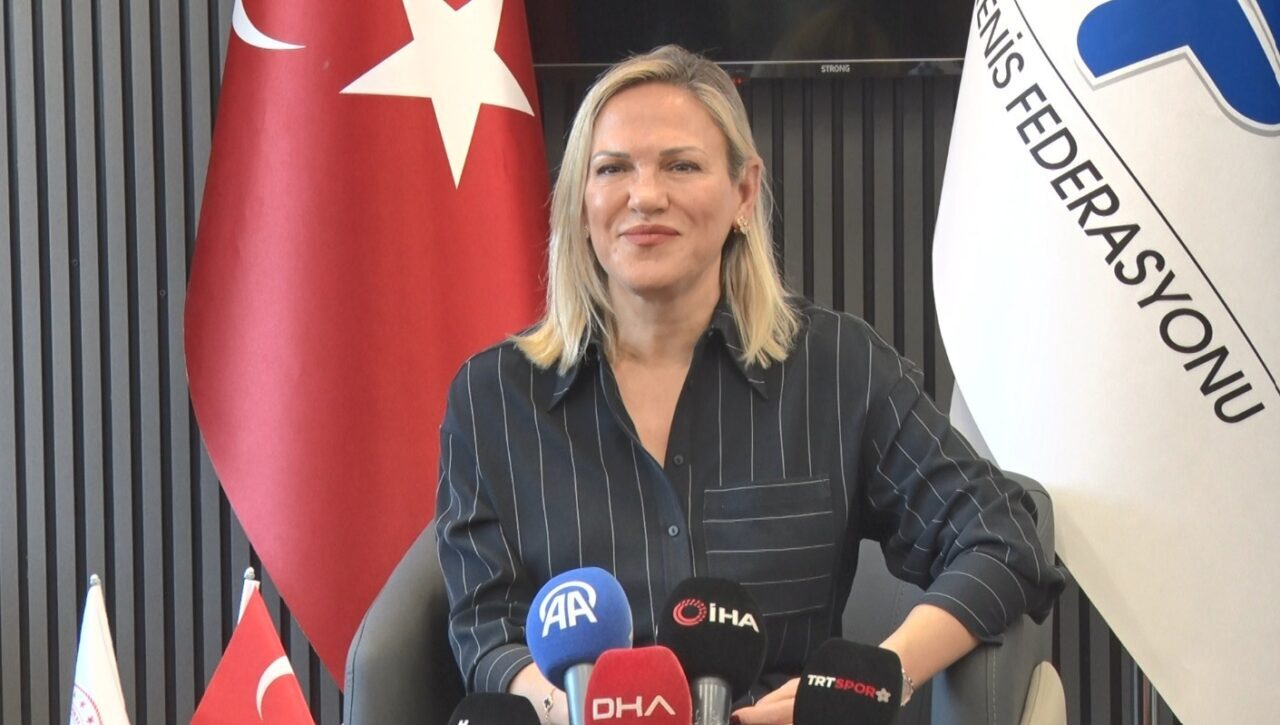 Türkiye Tenis Federasyonu Başkanı Şafak Müderrisgil, basın toplantısında sporcuların toplam