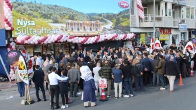 Tuğba Kuruyemiş, Aydın'daki 127. mağazasını açtı. Bölge Müdürü Hasan Hüseyin
