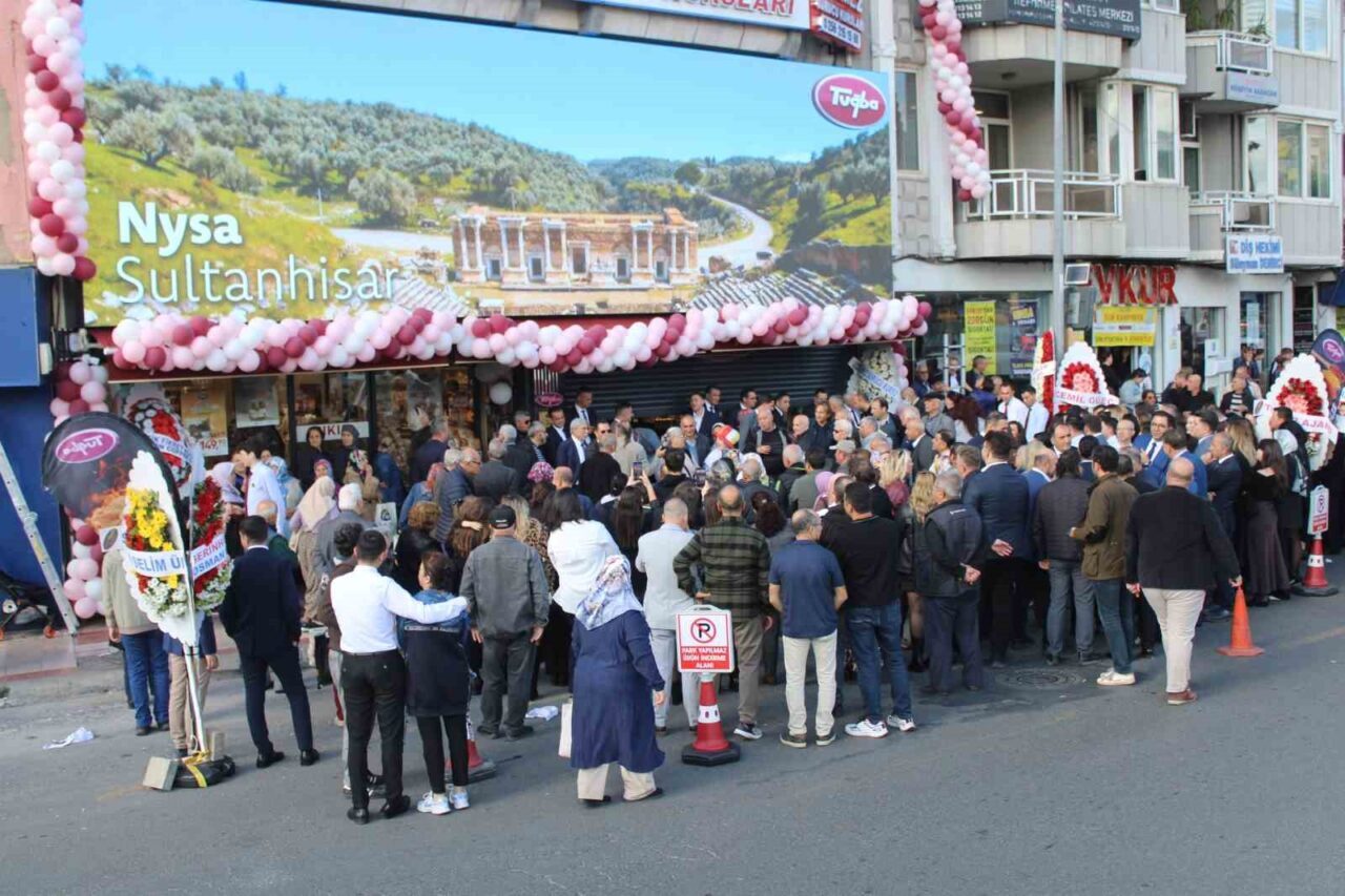 Tuğba Kuruyemiş, Aydın'daki 127. mağazasını açtı. Bölge Müdürü Hasan Hüseyin
