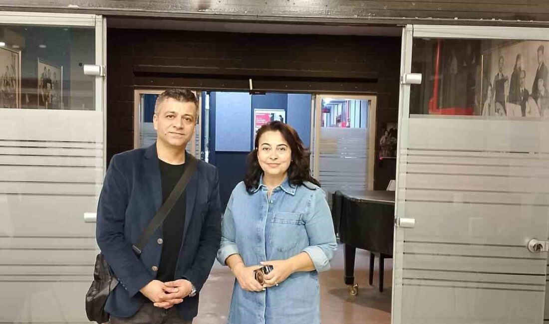 Balıkesir'de öğretmenlik yapan yazar Tuncay Okay, TRT Radyo 1'de yayınlanan