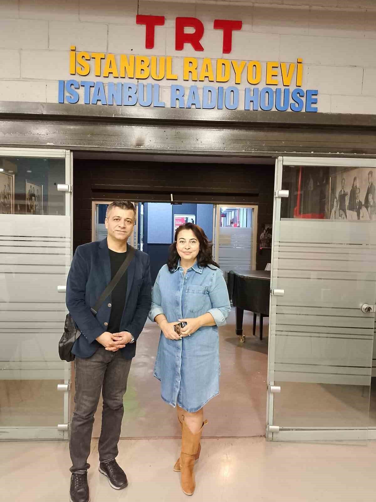 Balıkesir'de öğretmenlik yapan yazar Tuncay Okay, TRT Radyo 1'de yayınlanan