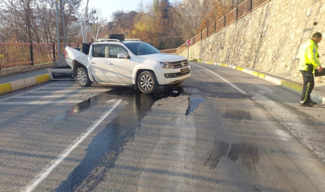 Tunceli'de direksiyon hakimiyetini kaybeden Ş. K. yönetimindeki kamyonet, 7 metre