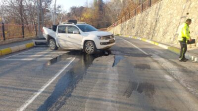 Tunceli'de direksiyon hakimiyetini kaybeden Ş. K. yönetimindeki kamyonet, 7 metre