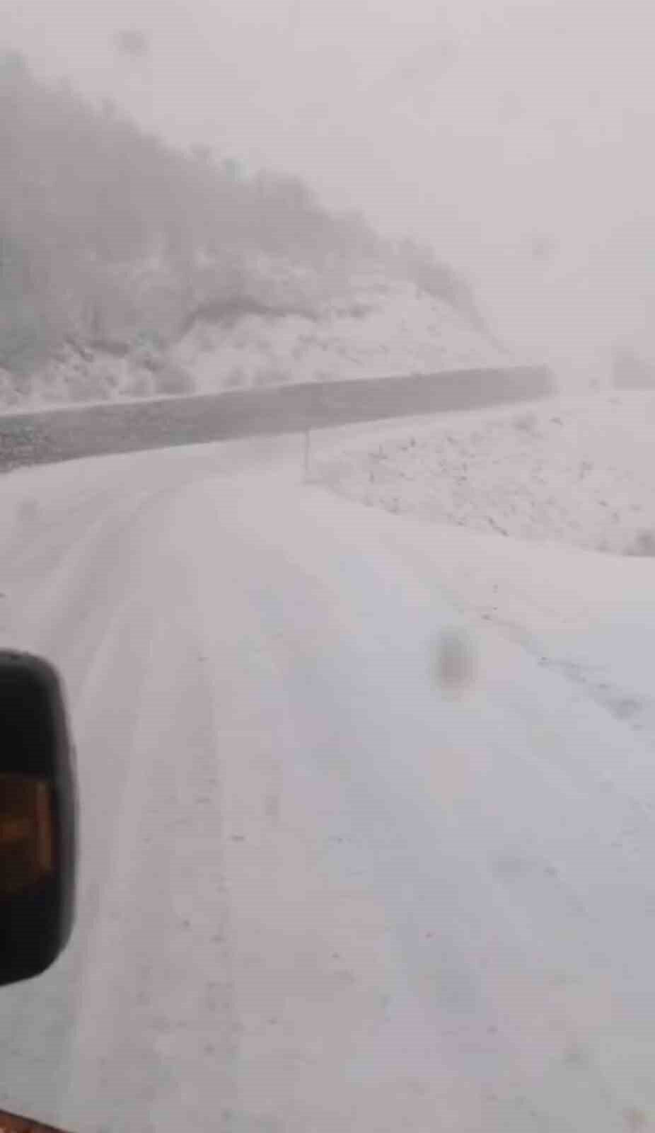 Tunceli'de son iki gündür etkili olan sağanak yağış, kar yağışına