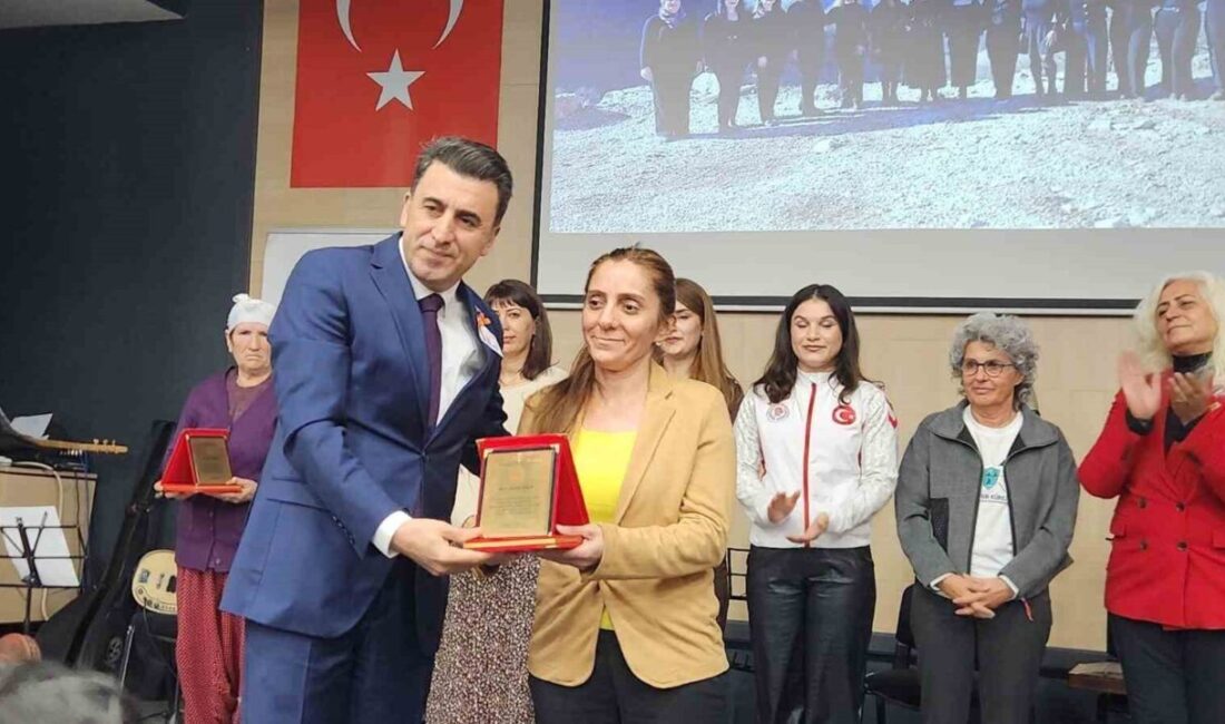 Tunceli’de Kadın Korosu ile Şiddete Karşı Farkındalık Etkinliği Düzenlendi Tunceli Aile ve Sosyal Hizmetler İl Müdürlüğü, 25 Kasım Kadına